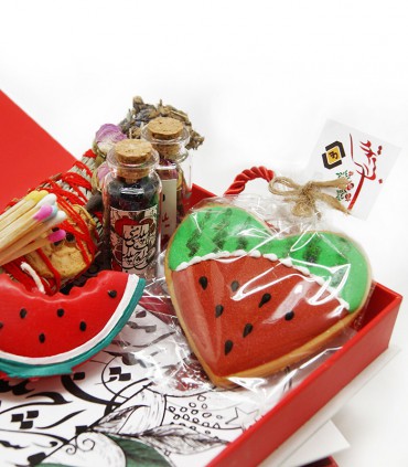 باکس هدیه شب یلدا کوکی انار و هندوانه، اسماج، شیشه گیفت و شمع مدل KDY3