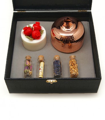 باکس هدیه شب یلدا شامل ظرف مسی، شمع، شیشه گیفت و آجیل مدل KDY4